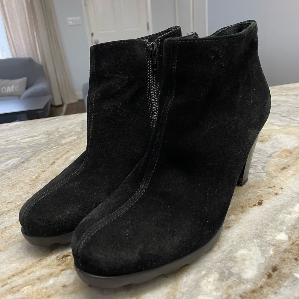LA CANADIENNE Waterproof Suede Heeled Bootie Black Size 8.5